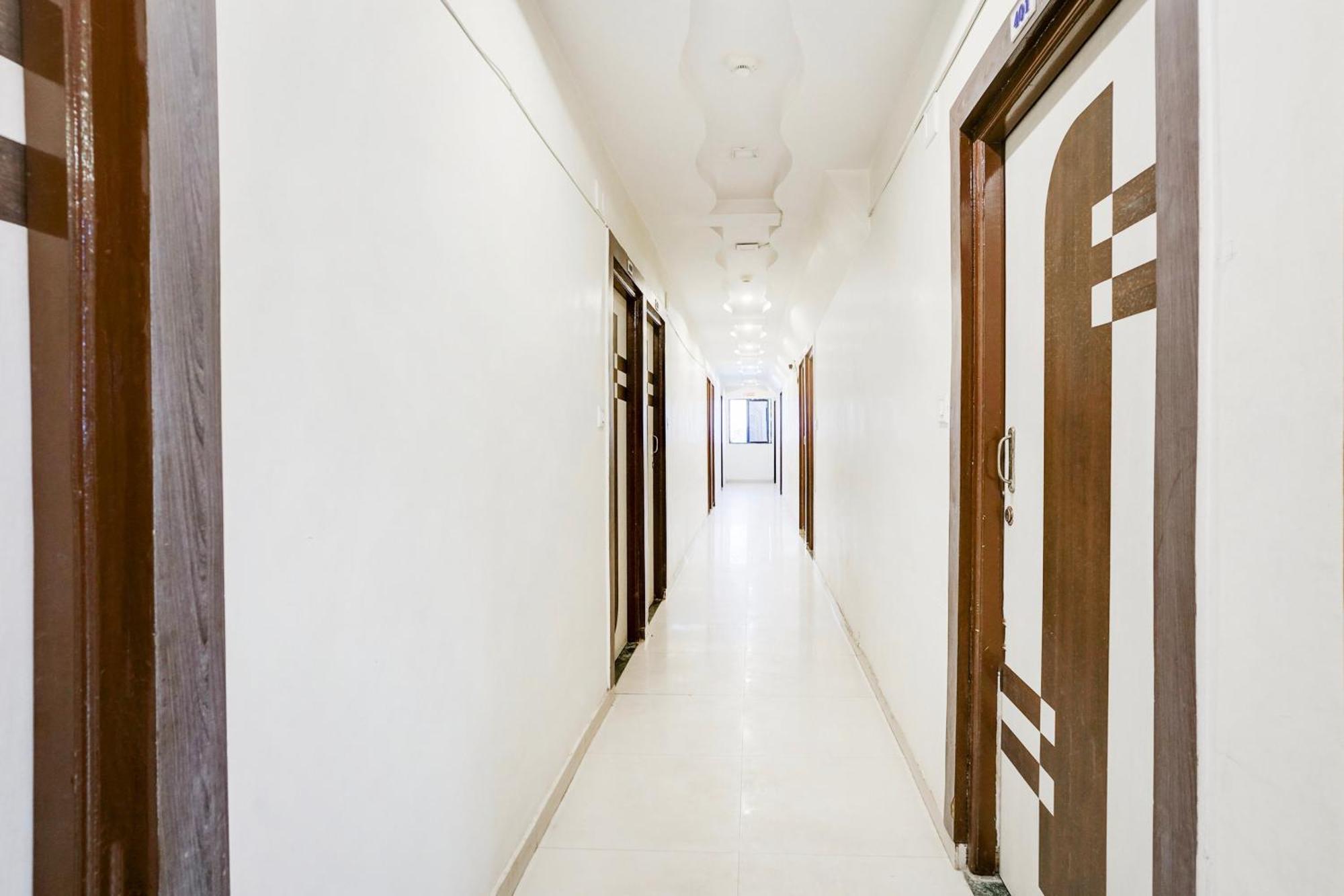 Hotel O Vanya Palace Ахмедабад Екстериор снимка